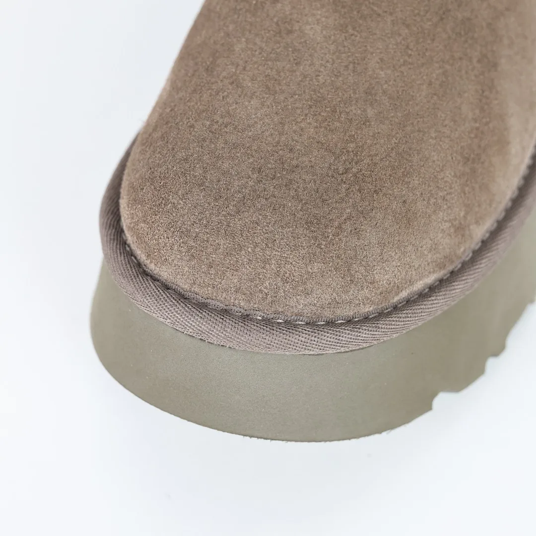 Pick up locally 💰700 Core recommended good price It is a very suitable choice for home furnishings. In the new year, uug launched a series of styles, which are partial to the preferences of young consumers and have also moved to the forefront of fashion trends. Shoe body material: water-repellent coated suede upper, 17 mm UGGPURE™ implantable wool insole, lightweight non-slip and comfortable rubber outsole, with brand LOGO and trademark, with full packaging Size: 35 36 37 38 39 40